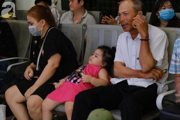42 10 An Mang Kinh Hoang O Hung Yen Cusan Bay Tan Son Nhat Dong Khung Khiep Tre Con Vat Vo Sot Li Bi Theo Cha Me Ve Queong 73 Tuoi Bi Truy Sat Khi Len Tham Mo O Nghia Trang