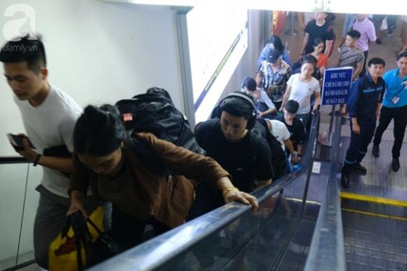 42 12 An Mang Kinh Hoang O Hung Yen Cusan Bay Tan Son Nhat Dong Khung Khiep Tre Con Vat Vo Sot Li Bi Theo Cha Me Ve Queong 73 Tuoi Bi Truy Sat Khi Len Tham Mo O Nghia Trang