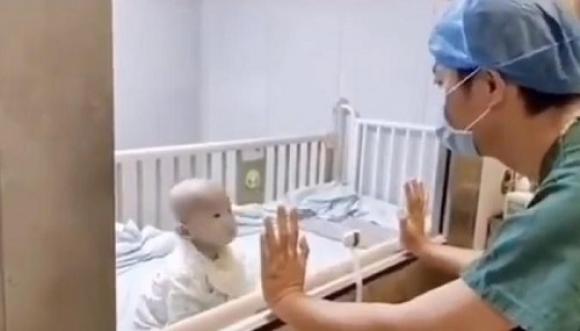 42 4 Be Trai Nhiem Virus Corona Yeu Ot Doi Be Trong Phong Cach Ly Bo Bat Luc Nhin Con Qua Cua Kinh