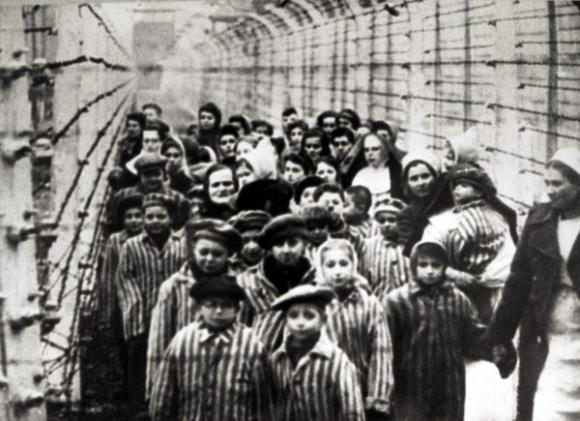 42 7 Binh Linh Lien Xo Het Hon Khi Nhin Thay Gi O Trai Tu Than Auschwitz