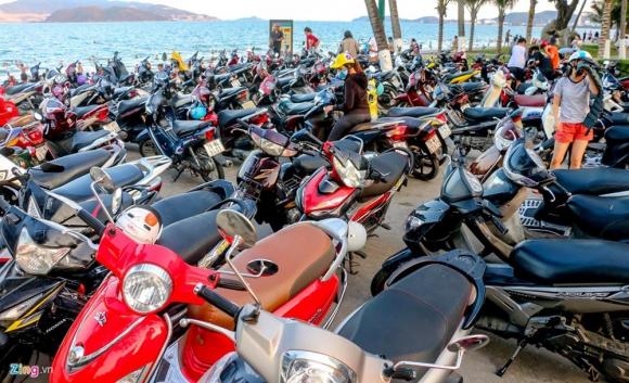 42 10 Hang Nghin Nguoi Tam Bien Nha Trang Giua Cao Diem Dich