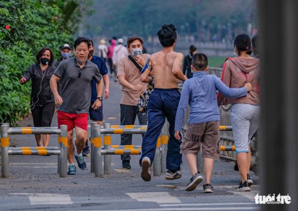 42 1 Cong Vien Dong Cua Nhieu Nguoi Dan Ha Noi Lieu Minh Ra Duong Tap The Duc