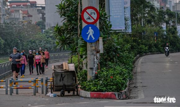 42 6 Cong Vien Dong Cua Nhieu Nguoi Dan Ha Noi Lieu Minh Ra Duong Tap The Duc