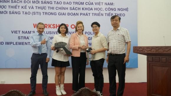 42 1 Mu Cach Ly Di Dong Cua Hai Hoc Sinh Viet Nam
