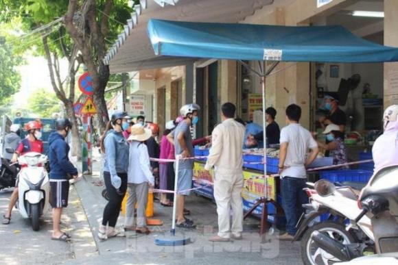 42 2 Nguoi Dan Da Nang Un Un Di Cho Sau Lenh Tam Dung Dich Vu An Uong