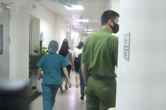 42 4 Me De Va Kha Dong Nguoi Than Da Den Benh Vien De Don Nhan Chau Be Bi Bo Roi Trong Khe Tuong