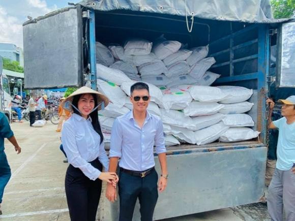 42 3 Cong Vinh Goi Thuy Tien La Co Vo Troi Hanh Thuc Dem Pho Phac Chong Vua Di Lam Da Mot Minh Bay Den Hue