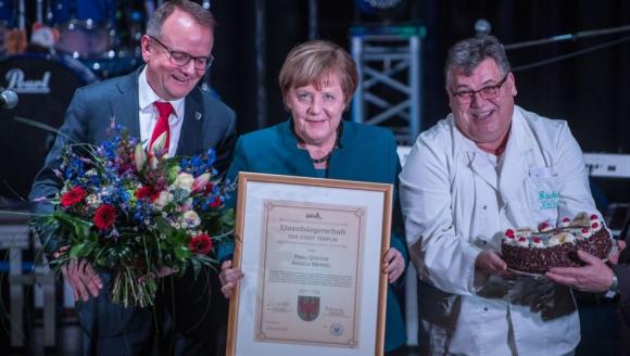 42 1 Angela Merkel  Tu Co Gai Nho Den Ba Me Quoc Dan