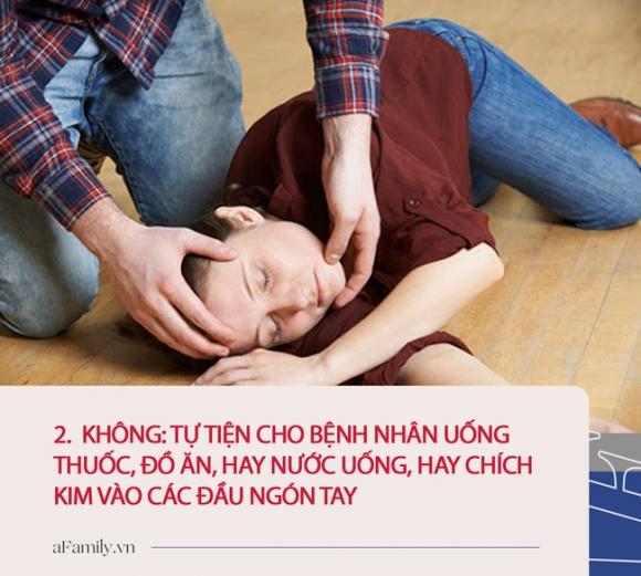 42 7 Thay Nguoi Bi Dot Quy Bac Si Chi Ra 3 Dieu Nen Lam Va 3 Dieu Khong Nen Lam De An Toan Cho Benh Nhan