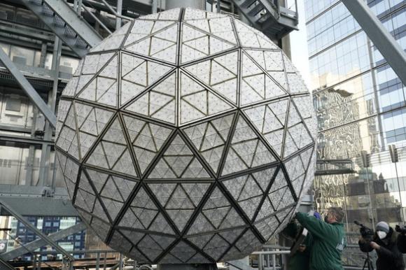 42 4 Mac Ke Covid 19 New York Van Thay Qua Cau Pha Le Chao Nam Moi