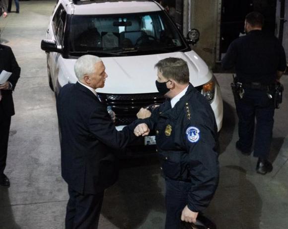 42 2 Pho Tong Thong Mike Pence Gian Du Chua Tung Thay Khi Mac Ket Trong Doi Capitol