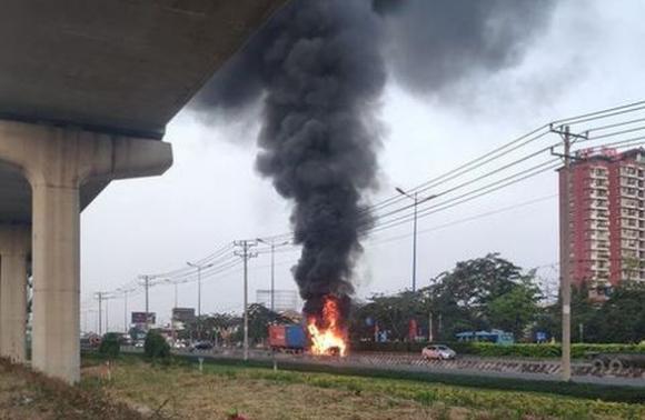 42 1 Khoi Lua Du Doi Nuot Chung Dau Xe Container Tren Xa Lo Ha Noi Thu Duc