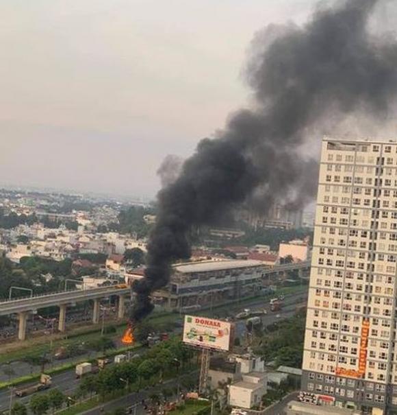 42 2 Khoi Lua Du Doi Nuot Chung Dau Xe Container Tren Xa Lo Ha Noi Thu Duc