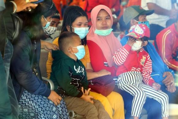 42 5 May Bay Roi Tai Indonesia Loi Bo Nhan Gui Den Con Trai 1 Tuoi Luc Sap Ra San Bay Khong Ngo La Diem Bao Truoc Bi Kich Tham Khoc