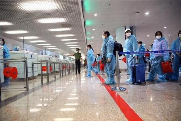 42 1 De Xuat Du Khach Di Den Viet Nam Phai Mua Bao Hiem Covid 19