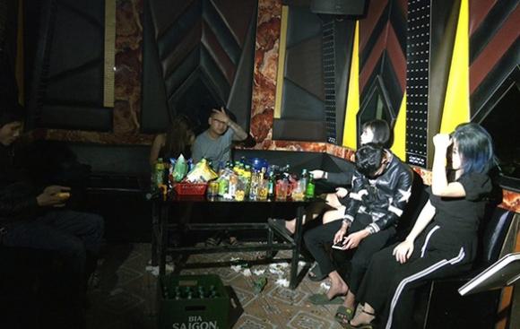 42 1 Hai Duong Tap Trung Chong Dich Quan Karaoke Van Co Hat Chui