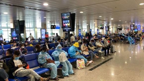 42 2 San Bay Tan Son Nhat Ngap Canh Nguoi Nguoi Mac Do Bao Ho Ve Que Chieu 28 Tet