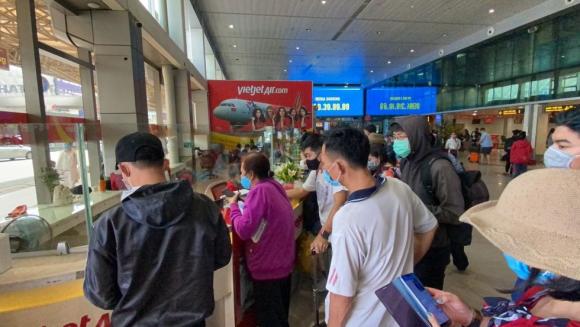 42 8 San Bay Tan Son Nhat Ngap Canh Nguoi Nguoi Mac Do Bao Ho Ve Que Chieu 28 Tet