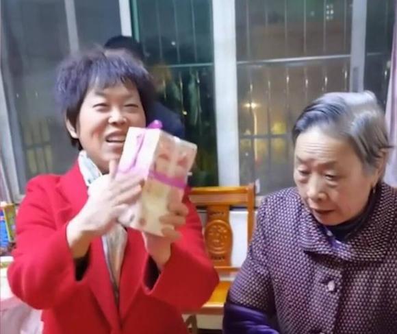 42 2 Ba Noi Li Xi Cho Cac Chau Hon 28 Ty Dong