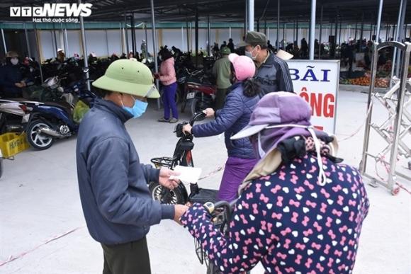 42 2 Anh Nguoi Dan Tam Dich Chi Linh Mang Tem Phieu Di Cho Theo Ngay Chan   Le