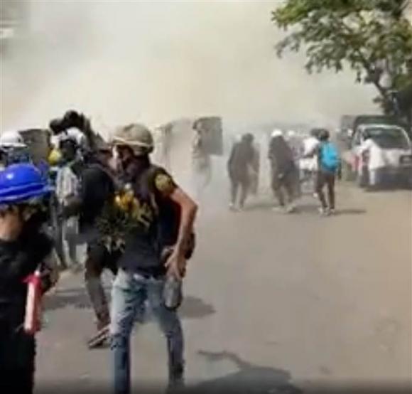 42 6 Luc Luong An Ninh Dot Kich Trong Dem Bieu Tinh Cang Lon Hon O Myanmar