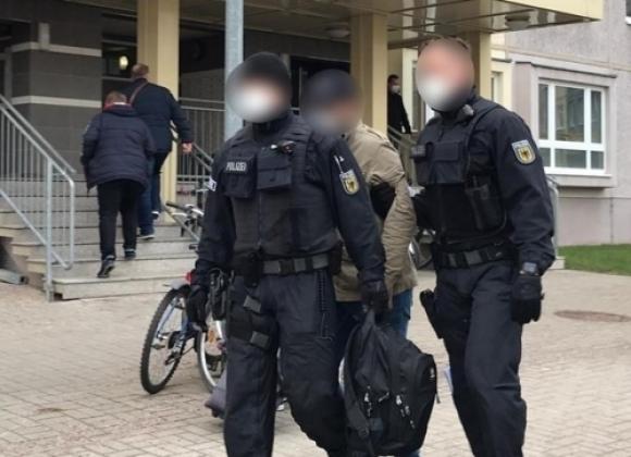 42 1 Europol Triet Pha Bang Nhom Buon Lau Nguoi Di Cu Den Duc