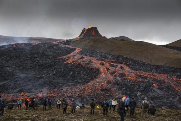 42 3 Nguoi Dan Iceland Do Xo Di Xem Nui Lua Phun Trao Sau Gan 800 Nam