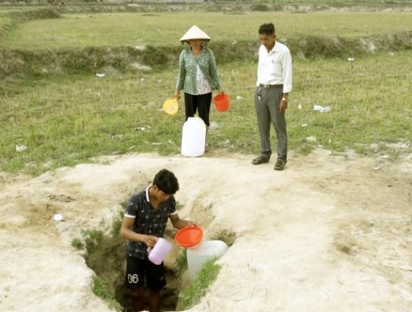 42 4 La Ky Gieng Nuoc Ngot Tu Nhien Cu Voi Lai Day Ngay Giua Canh Dong Kho Chay O Huyen Tri Ton