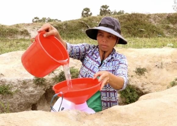 42 5 La Ky Gieng Nuoc Ngot Tu Nhien Cu Voi Lai Day Ngay Giua Canh Dong Kho Chay O Huyen Tri Ton