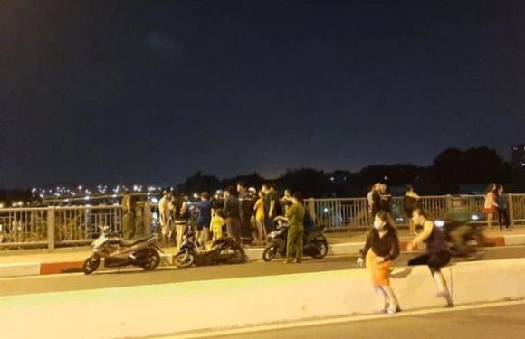 42 1 Thanh Nien Nhay Cau Khi Dang Cai Nhau Voi Ban Gai O Tphcm Da Tu Boi Vao Bo
