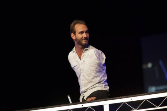 42 2 Cuoc Song Gia Dinh Nhu Mo Cua Nguoi Khong Tay Chan Nick Vujicic