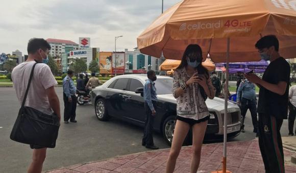 42 1 Campuchia Tam Giu Si Quan Quan Doi Lai Xe Rolls Royce Cho 3 Nguoi Trung Quoc Nghi Tron Cach Ly
