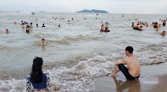 42 10 Nghin Nguoi Un Un Xuong Tam Bien Sam Son Cua Lo Ngay Dau Nghi Le