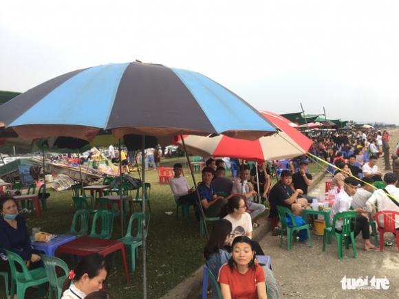 42 4 Hang Nghin Nguoi Do Ve Bien Ngay Le Nhieu Nguoi Khong Deo Khau Trang