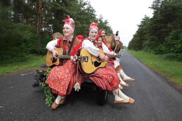 42 3 Hon Dao Nho Kihnu  Estonia Noi Con Che Do Mau He Cuoi Cung Cua Chau Au