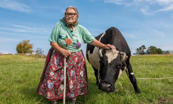 42 4 Hon Dao Nho Kihnu  Estonia Noi Con Che Do Mau He Cuoi Cung Cua Chau Au