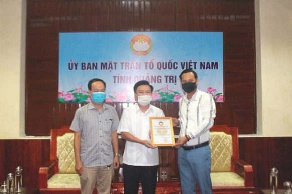 1 Netizen Tranh Cai Gay Gat Ve 1 Ty Tu Thien Phia Ns Hoai Linh Trao Cho Quang Tri Ben Ung Ho Ben Mia Mai Tu Thien Tra Gop