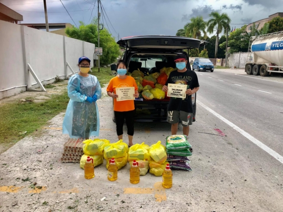 2 Nu Bac Si U60 Lai Xe Vuot Hang Tram Cay So Giup Dong Bao Viet O Malaysia