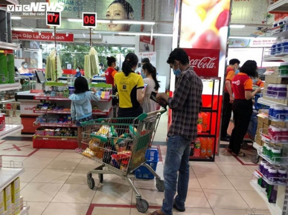 4 Anh Nguoi Dan Un Un Toi Sieu Thi Vet Sach Cac Ke Hang Thuc Pham O Tphcm