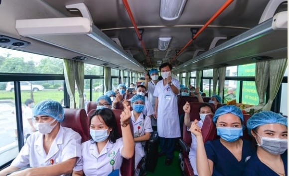 1 Nghe An 200 Nhan Vien Y Te San Sang Len Duong Ho Tro Tp Ho Chi Minh Chong Dich Covid 19