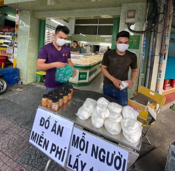 1 Sao No Boc Me Nguoi Ngheo Mua Gian Cach