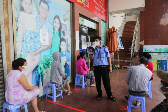4 Nguoi Dan Tp Hcm Di Sieu Thi Theo Ngay Chan Le