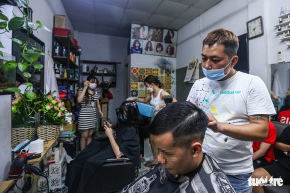 1 Dan Ong Ha Noi Chay Dua Di Cat Toc Truoc Gio G