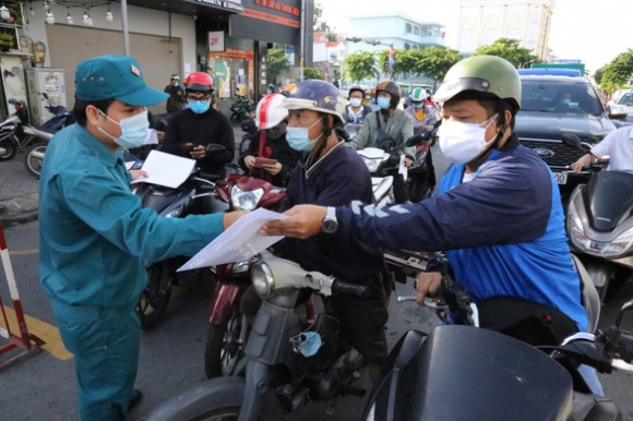 1 Nguoi Dan Di Trong Tphcm Khong Bi Kiem Tra Giay Xet Nghiem Covid 19