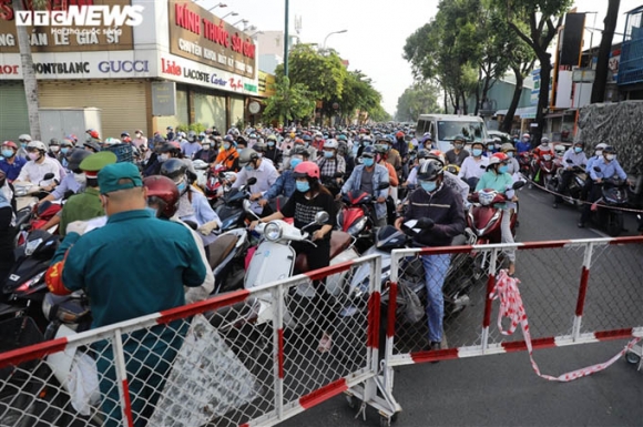 2 Tphcm Bien Nguoi Ket Cung Cho Qua Chot Kiem Soat Ra Vao Quan Go Vap