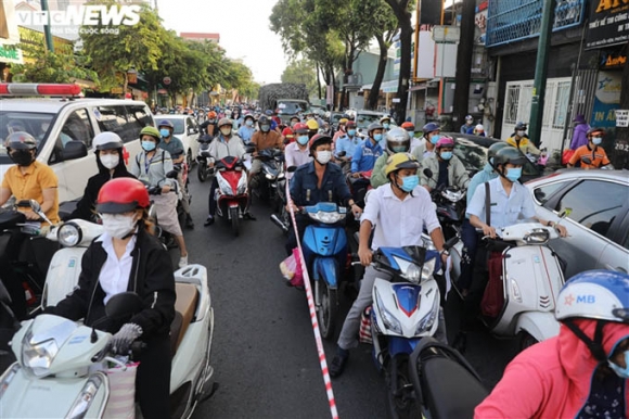 5 Tphcm Bien Nguoi Ket Cung Cho Qua Chot Kiem Soat Ra Vao Quan Go Vap