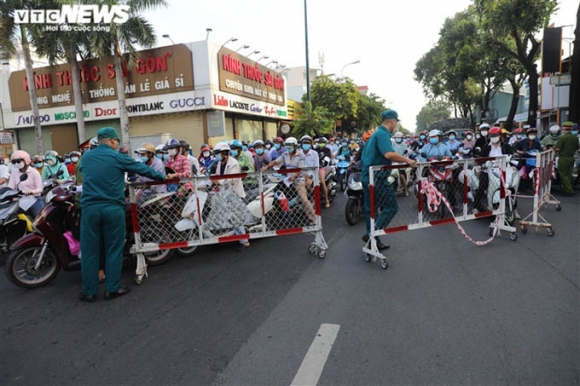 8 Tphcm Bien Nguoi Ket Cung Cho Qua Chot Kiem Soat Ra Vao Quan Go Vap