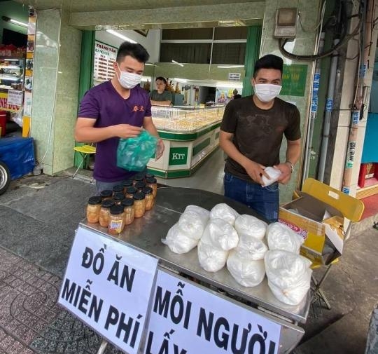 2 Di May Quay Vao Mat Nguoi Nhan Com Sao No Boc Me Nguoi Ngheo Mua Gian Cach