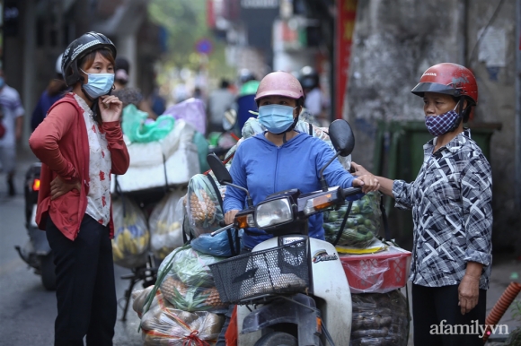 3 Ha Noi Ngay Dau Thuc Hien Cong Dien 15 Tieu Thuong Ngam Ngui Quay Xe Ngay Truoc Cong Cho Co Nguoi Rung Rung Nuoc Mat Hang Da Nhap Ve Biet Ban Di Dau