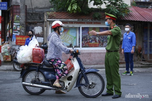 4 Ha Noi Ngay Dau Thuc Hien Cong Dien 15 Tieu Thuong Ngam Ngui Quay Xe Ngay Truoc Cong Cho Co Nguoi Rung Rung Nuoc Mat Hang Da Nhap Ve Biet Ban Di Dau